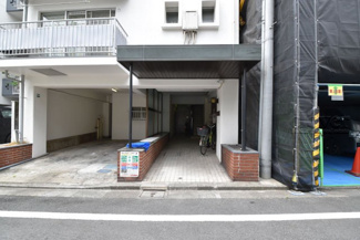 【エントランス】 | マンションの正面エントランス。出入りする人間を癒してくれるマンション入り口であり、その建物の「顔」でもあります。～即日のご見学可能～　お問合せはお気軽にどうぞ。
