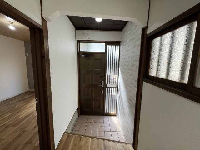 豊中市柴原町5丁目貸家の玄関