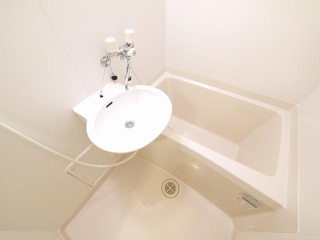 レオパレスＡｄｖａｎｃｅ富雄の浴室|日々の疲れを癒すお風呂付です