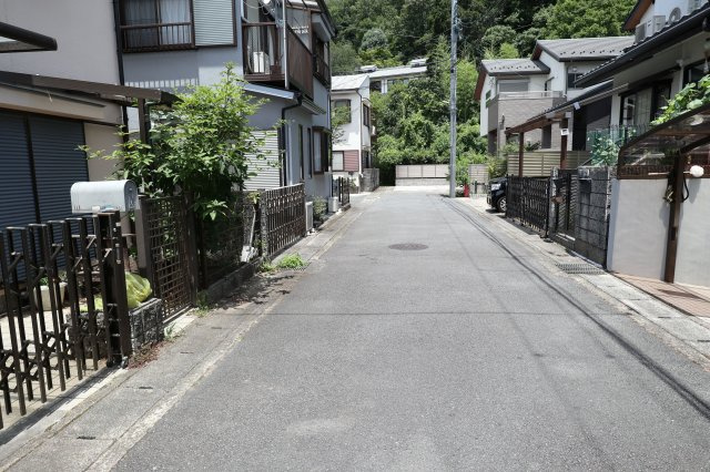 京都市左京区松ヶ崎御所ノ内町　中古一戸建の前面道路含む現地写真