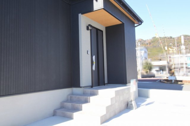 いの町枝川　新築戸建の玄関