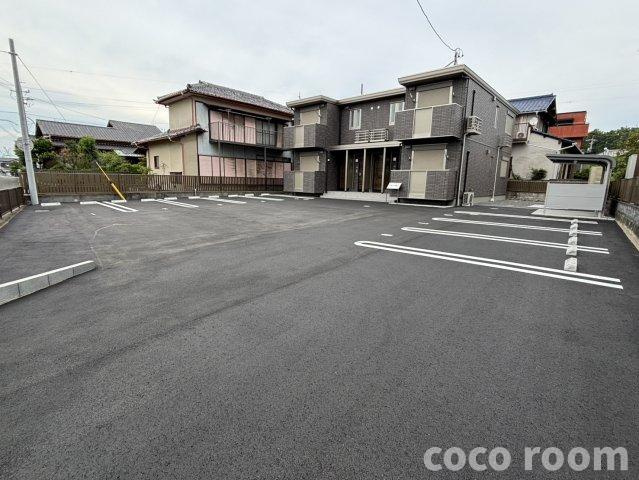 ルリアン縁の駐車場