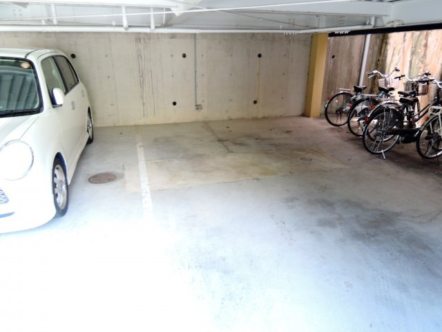 サングレード高槻の駐車場