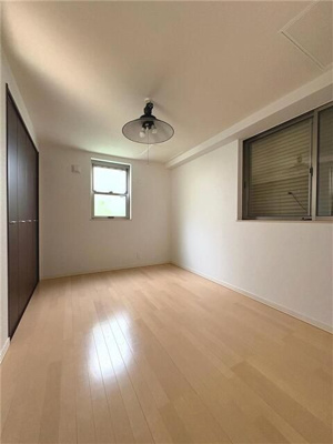 【寝室】 | ふじみ野市大原２丁目戸建 | 落ち着いた色調の寝室です