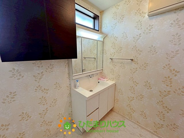 加須市大越　中古一戸建ての独立洗面台|落ち着いた印象の洗面脱衣所です♪