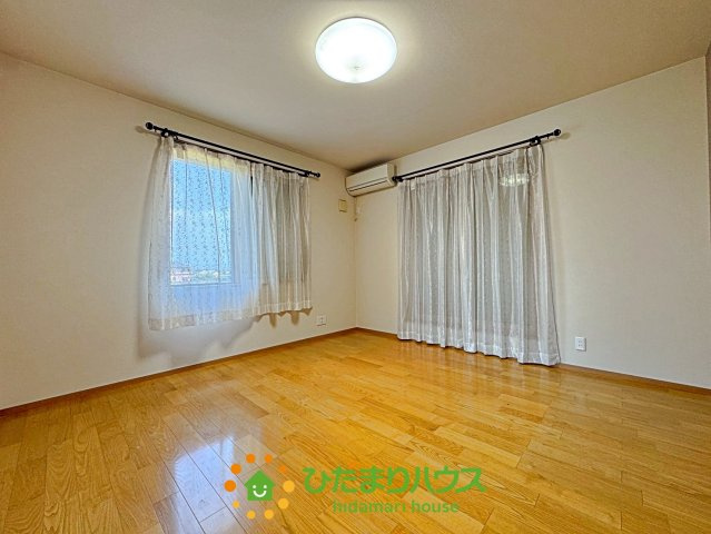加須市大越　中古一戸建ての寝室|ダブルベッドも余裕をもって設置できます！！