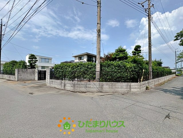 加須市大越　中古一戸建ての前面道路含む現地写真|角地の為、存在感あります！！