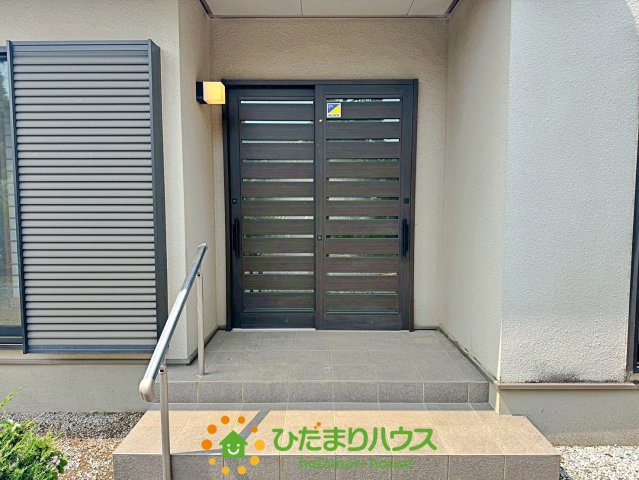 加須市大越　中古一戸建ての玄関|重厚感ある玄関です！！