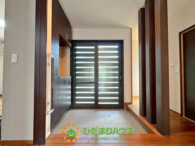 加須市大越　中古一戸建ての玄関|玄関内は開けており、開放感あります！！