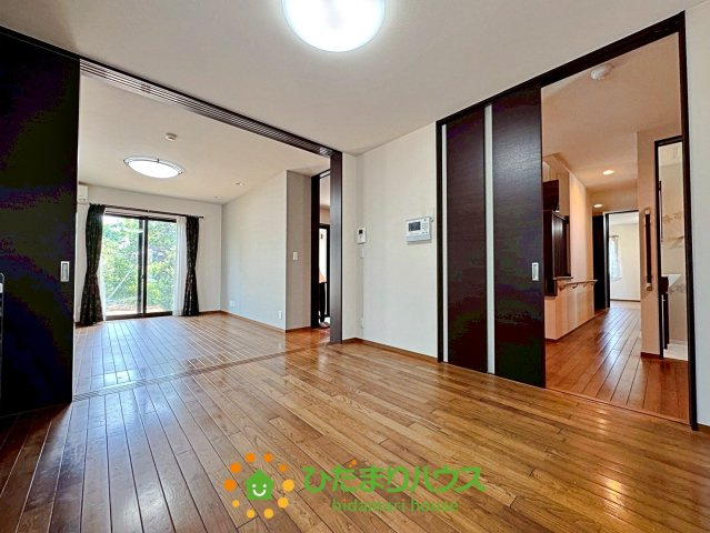 加須市大越　中古一戸建ての居間・リビング|多方面に扉があり家事同線充実してます☆