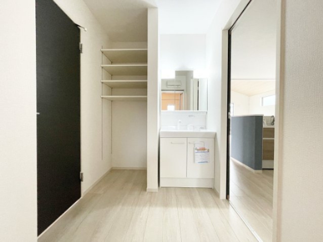 新築戸建・新築建売　福島市瀬上町5期　QUADRIFOGLIO　全1棟の独立洗面台|タオルやお風呂用品を置くのにちょうどいいリネン庫つき！
