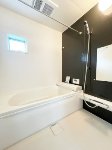 新築戸建・新築建売　福島市瀬上町5期　QUADRIFOGLIO　全1棟の浴室|浴室暖房乾燥機付きで冬場や雨天の洗濯物も安心です！