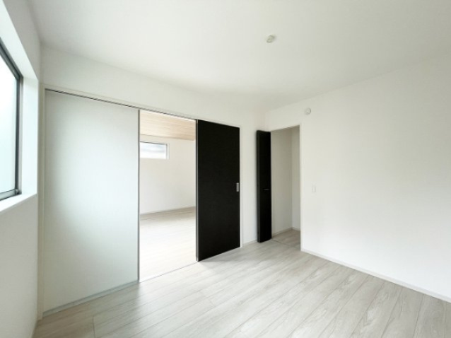 新築戸建・新築建売　福島市瀬上町5期　QUADRIFOGLIO　全1棟の洋室|白を基調とした清潔感のある洋室。自分なりのアレンジが楽しめますね♪