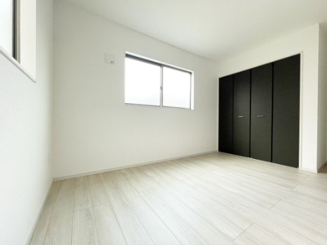 新築戸建・新築建売　福島市瀬上町5期　QUADRIFOGLIO　全1棟の洋室|全居室収納完備！ライフステージが進んでもお家のスッキリを保てます。