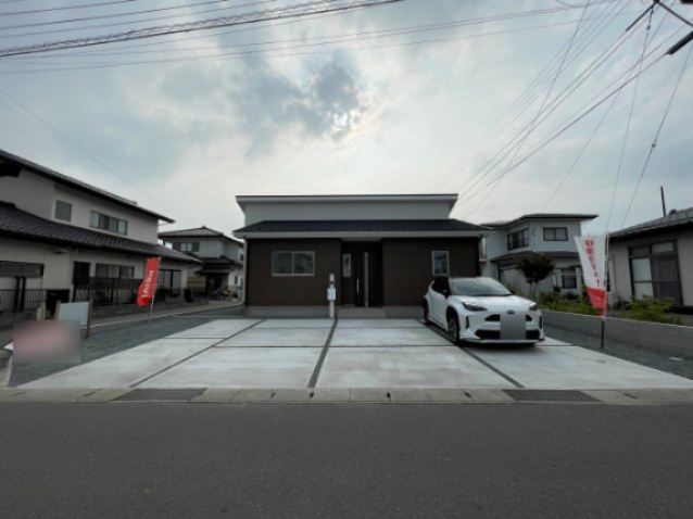 新築戸建・新築建売　福島市瀬上町5期　QUADRIFOGLIO　全1棟の駐車場|前面道路が広く、運転が苦手な方も駐車しやすい！