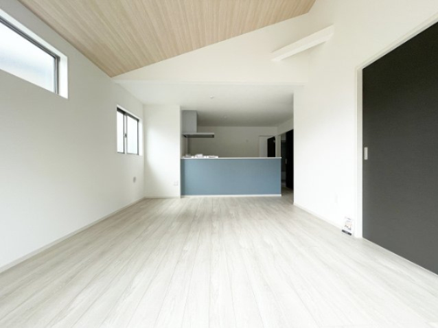 新築戸建・新築建売　福島市瀬上町5期　QUADRIFOGLIO　全1棟の居間・リビング|対面キッチン付きの広いリビングは来客や小さなお子様がリビングにいても会話をしながら料理ができます！