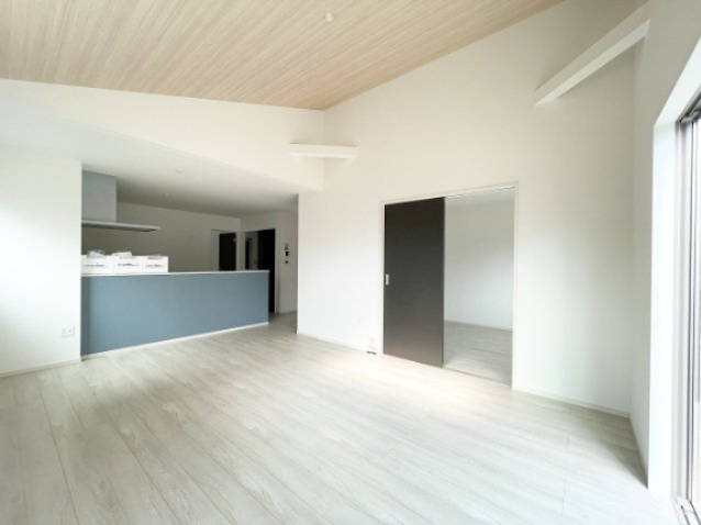 新築戸建・新築建売　福島市瀬上町5期　QUADRIFOGLIO　全1棟の居間・リビング|勾配天井によってより開放感を感じるリビングです♪