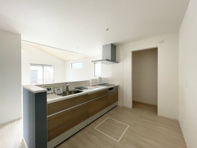 新築戸建・新築建売　福島市瀬上町5期　QUADRIFOGLIO　全1棟のキッチン|吊戸棚がないので開放的なシステムキッチン♪配膳や片付けが楽なカウンター付きなのが嬉しいポイント♪