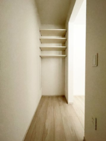 新築戸建・新築建売　福島市瀬上町5期　QUADRIFOGLIO　全1棟の収納|【パントリー収納】収納棚付きで備蓄品や消耗品を収納可能。お掃除用具も♪