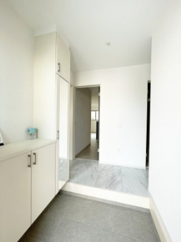 新築戸建・新築建売　福島市瀬上町5期　QUADRIFOGLIO　全1棟の玄関|全身鏡付きの玄関収納♪お出かけ前の最終チェックもばっちり★