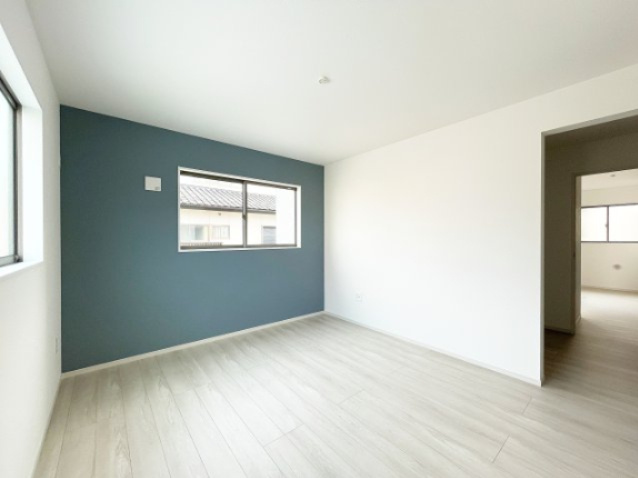 新築戸建・新築建売　福島市瀬上町5期　QUADRIFOGLIO　全1棟の洋室|アクセントクロスでおしゃれな雰囲気♪2面採光なので陽当たりも良好です！
