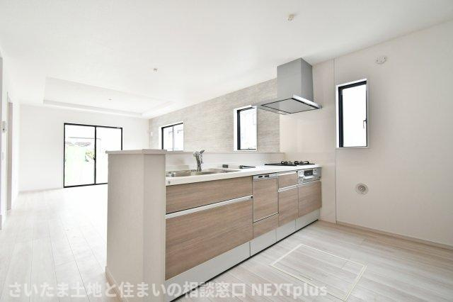 久喜市本町10期全3棟　2号棟のキッチン|キッチンにも小窓がついている為、手元を照らしてくれます！戸建ならではの嬉しいPOINT。収納が2段で、細かく分類して収納できます！奥行きも横幅も広さがあり、2人でお料理しても動きやすいゆったり空間！