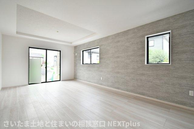 久喜市本町10期全3棟　2号棟の居間・リビング|LDK18.5帖：リビングは窓が多く部屋の隅々まで陽が射し込みます！暖かくこもった空気は上にたまりやすいので、窓を開け換気する事で、快適なお部屋の空気を維持する事ができます。