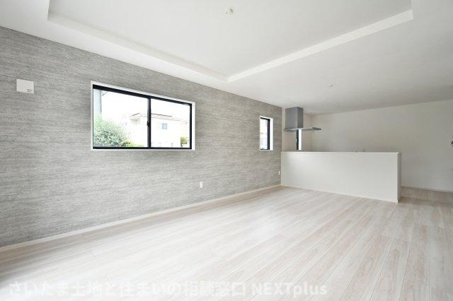 久喜市本町10期全3棟　2号棟の居間・リビング|LDK18.5帖：カウンターキッチンの前にはダイニングテーブルを置き、奥にソファーやテレビを置く事で、ダイニング空間とリビング空間を分ける事ができメリハリがつきます！