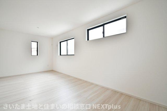 久喜市本町10期全3棟　2号棟の洋室|洋室①5.7帖+4.5帖：窓が多くとても明るい洋室です。10帖越えですので、雨の日には室内でもお子様が体を動かすこともできるようにボールプールやマットなども置くこともできる広さです。