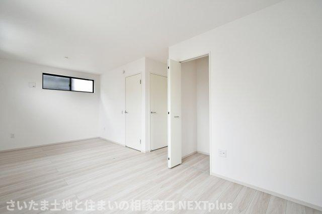 久喜市本町10期全3棟　2号棟の洋室|洋室①5.7帖+4.5帖：ライフスタイルや家族構成の変化に応じて、○帖と○帖にお部屋をセパレートすることが出来ます。ベッドとデスク、本棚を置いても余裕のありますので、お子様の一人部屋にもおすすめ！