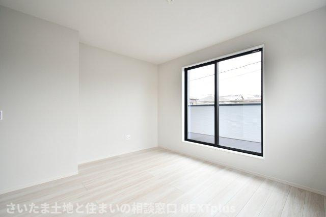 久喜市本町10期全3棟　2号棟の洋室|洋室②9.2帖：南西と北西の二面採光ですので、通風良好です！バルコニーに出る事もできます！キングベッドやサイドテーブルも置く事ができる広さですので、主寝室におすすめです！