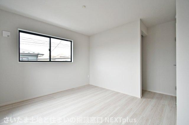 久喜市本町10期全3棟　2号棟の洋室|洋室②9.2帖：ダブルベッドも置く事ができる広さですので、主寝室におすすめです！西側の窓は横に細長く設計されているため、熱がこもりにくく湿気やダニ対策にもつながり寝室の環境を保つことが出来ます。