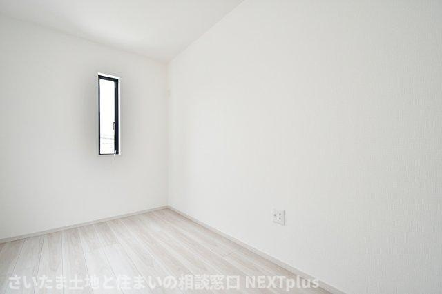 久喜市本町10期全3棟　2号棟の洋室|洋室③4.6帖：南東と南西の二面採光です。ベッドとデスクを置いてちょうどよいサイズ感の洋室ですので、お子様の一人部屋にもおすすめです。クローゼットもありますので、各々収納出来ます！