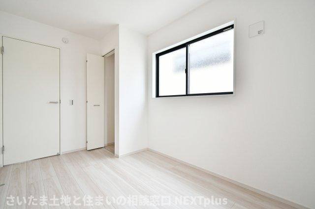 久喜市本町10期全3棟　2号棟の洋室|洋室③4.6帖：クローゼットは上下セパレート・ハンガーパイプ付きです！上には季節物や思い出など毎日手に取らないものを収納、下にはハンガーパイプへコートや洋服など…かける収納もできます！