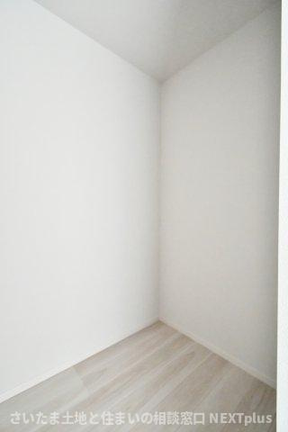 久喜市本町10期全3棟　2号棟の収納|ウォークインクローゼットにはハンガーパイプが両面にあるため収納力もGOODです！上の段には季節物などを収納することで、空間を上手に活用することが出来ます！