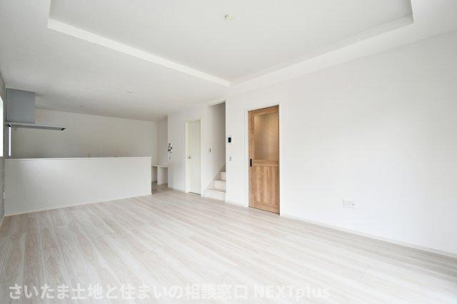 久喜市本町10期全3棟　2号棟の居間・リビング|LDK18.5帖：リビング階段を採用しておりますので、必ず家族が顔を合わせることが出来るのが魅力！反抗期を迎えたお子様との「おはよう」「ただいま」などの挨拶もできます。