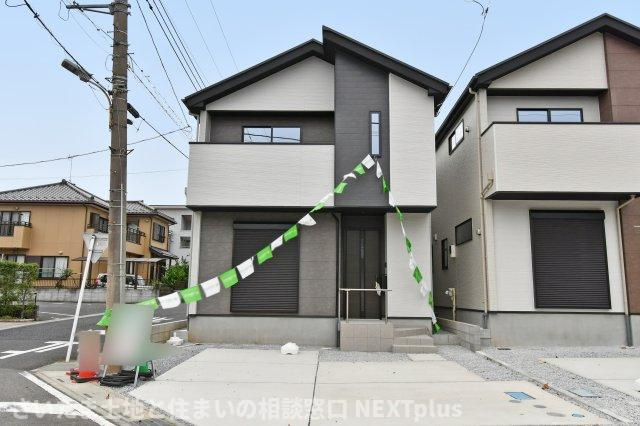 久喜市本町10期全3棟　2号棟の外観|JR宇都宮線『久喜』駅まで徒歩15分、自転車7分の好立地なので、通勤通学など都内へのアクセスも良好です◎カースペース並列2台駐車可能なので、来客時にも困りません◎角地なので陽当たり良好です！