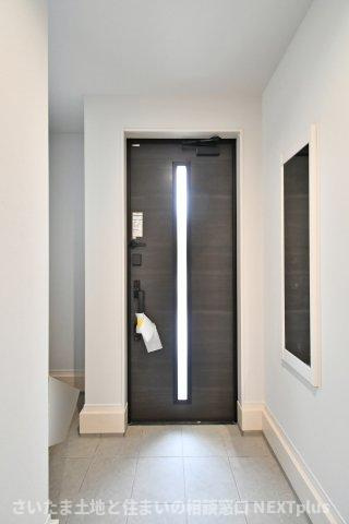 久喜市本町10期全3棟　2号棟の玄関|玄関は広めに設計されておりますので、お子様と並んで靴を一緒に履く事もできます！土間収納がありますので、ゴルフバックや釣り道具、お子様の外遊び道具やベビーカーも収納することが出来ます！