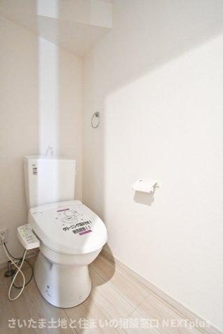 久喜市本町10期全3棟　2号棟のトイレ|トイレ（1F）：1・2階にある為、忙しい出発前でも取り合いにはなりません！奥行きにゆとりがあり、圧迫感の少ないトイレスペース。つっぱり棒で生活感を隠せる為、掃除用具をしまうのもおすすめ！