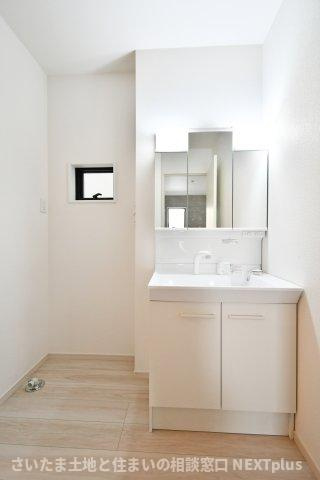 久喜市本町10期全3棟　2号棟の独立洗面台|新品交換済みの洗面化粧台！ライトがついておりますので、お化粧時にも明るく照らしてくれます。下には収納スペースがありますので、洗剤のストック置き場にもGOOD！家事のしやすい水廻り集中型の設計です。