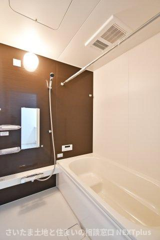 久喜市本町10期全3棟　2号棟の浴室|新品交換済みの洗面化粧台！ライトがついておりますので、お化粧時にも明るく照らしてくれます。下には収納スペースがありますので、洗剤のストック置き場にもGOOD！家事のしやすい水廻り集中型の設計です。