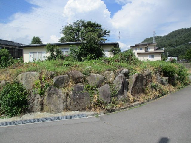 茅野市玉川小泉　古家・畑付き土地の前面道路含む現地写真