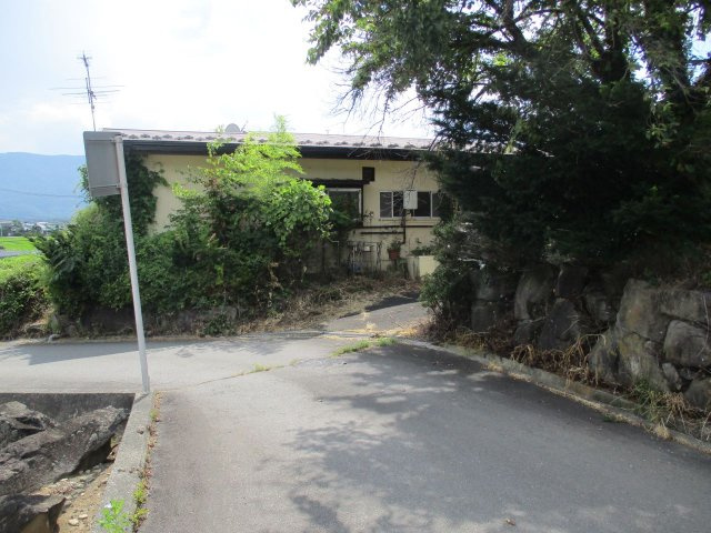 茅野市玉川小泉　古家・畑付き土地の前面道路含む現地写真