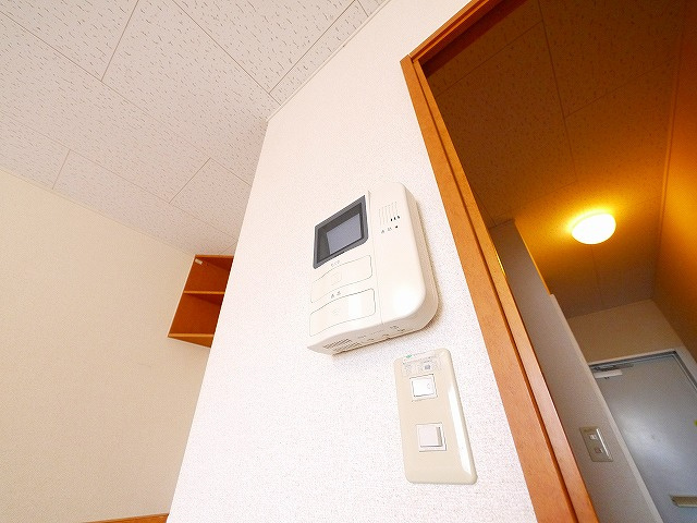 レオパレスグランディールのセキュリティ|モニター付きインターホンで安心