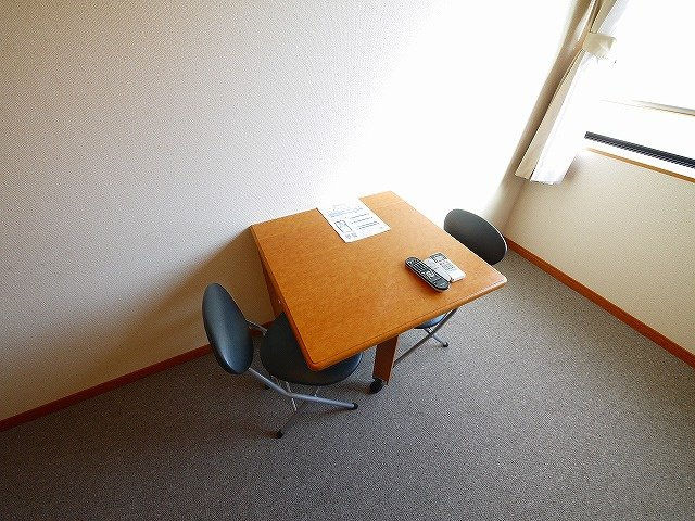 レオパレスグランディールの設備|机と椅子が付いています