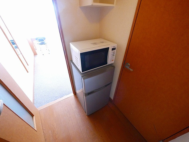 レオパレスグランディールの設備|冷蔵庫と電子レンジが付いています