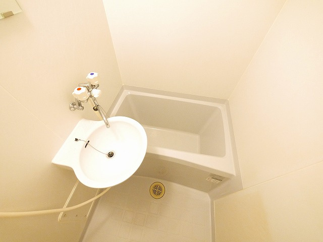 レオパレスグランディールの浴室|ゆったり過ごせるお風呂です