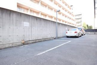 【駐車場】 | マンションの駐車場スペース。空きの有無や駐車料金、サイズ規定などについては、改めてお問い合わせください。～即日のご見学可能～　お問合せはお気軽にどうぞ。
