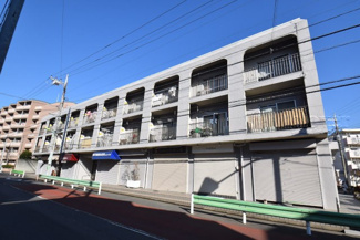 【外観】 | 青空によく映える建物です。手入れの行き届いた外壁やマンション正面エントランスなど、綺麗な姿をぜひ一度、現地にてご覧ください。～即日のご見学可能～　お問合せはお気軽にどうぞ。