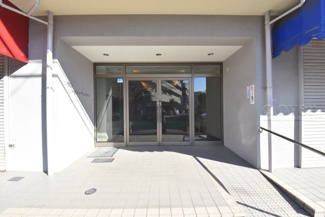 【エントランス】 | お客様を、そして住人を出迎えてくれるマンションのエントランス。ゴミが落ちていないことからも、管理状態の良さや住民の節度の高さが見て取れます。～即日のご見学可能～　お問合せはお気軽にどうぞ。
